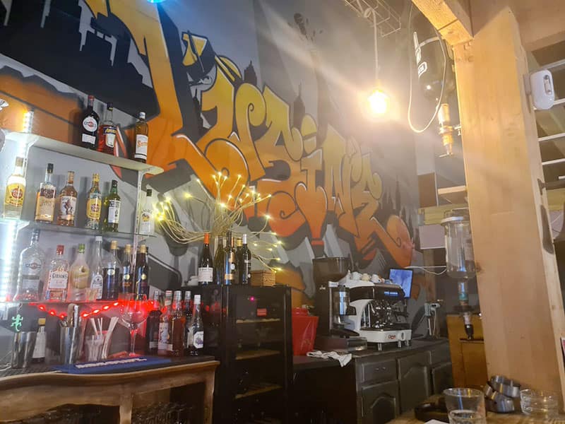 Restaurant l'Usine à Nantes - Tag "l'Usine" derrière le bar
